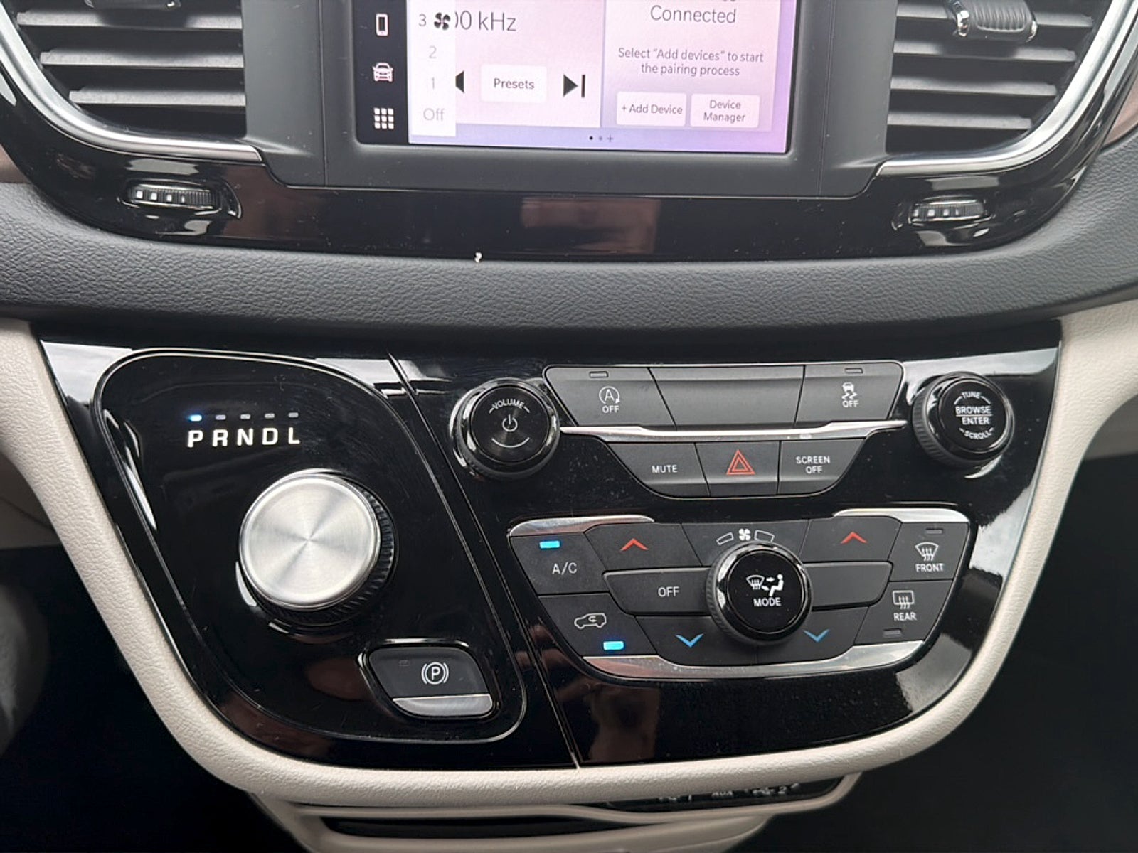 2023 Chrysler Voyager LX